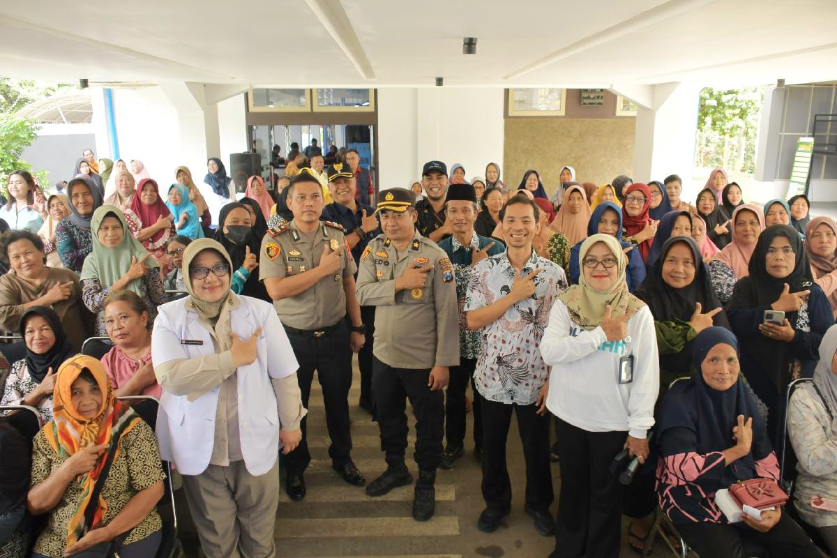 PJT I dan Polres Malang Peduli Sosial pemeriksaan kesehatan gratis dan tebus murah sembako di Karangkates. (dok. Humas PJT I) PJT I dan Polres Malang Peduli Sosial Pemeriksaan Kesehatan Gratis dan Tebus Murah Sembako di Karangkates