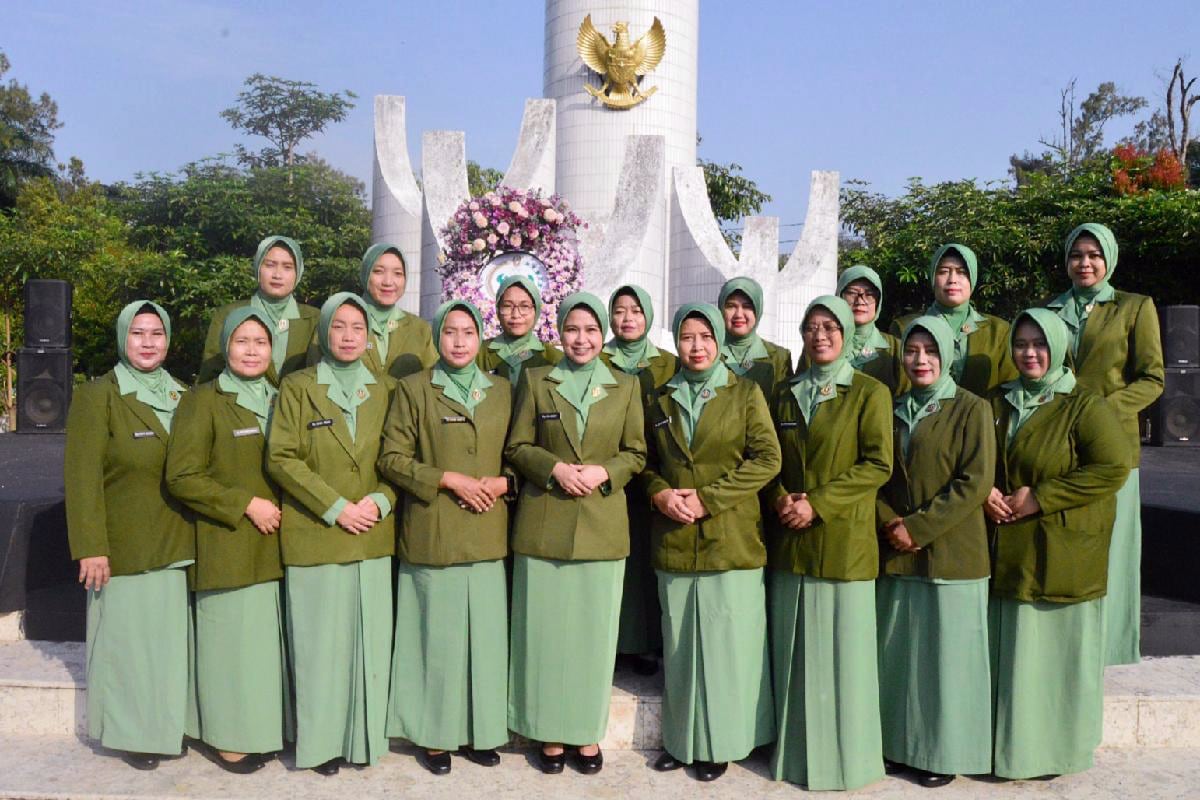 Persit Kodim 0833 tabur bunga di TMP Suropati, peringati HUT ke-80 Persit Kartika Chandra Kirana. (ist) Persit Kodim 0833 Tabur Bunga di TMP Suropati, Peringati HUT ke-80 Persit Kartika Chandra Kirana