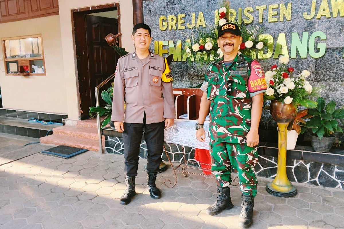 Babinsa Sukun pengamanan ibadah Jumat Agung di GKJW Gadang. (ist) Babinsa Sukun Pengamanan Ibadah Jumat Agung di GKJW Gadang