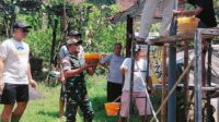 Babinsa Arjosari bersama warga gotong royong bangun gazebo. (ist) Babinsa Arjosari Bersama Warga Gotong Royong Bangun Gazebo