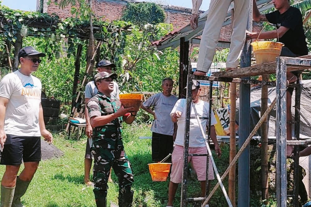 Babinsa Arjosari Bersama Warga Gotong Royong Bangun Gazebo
