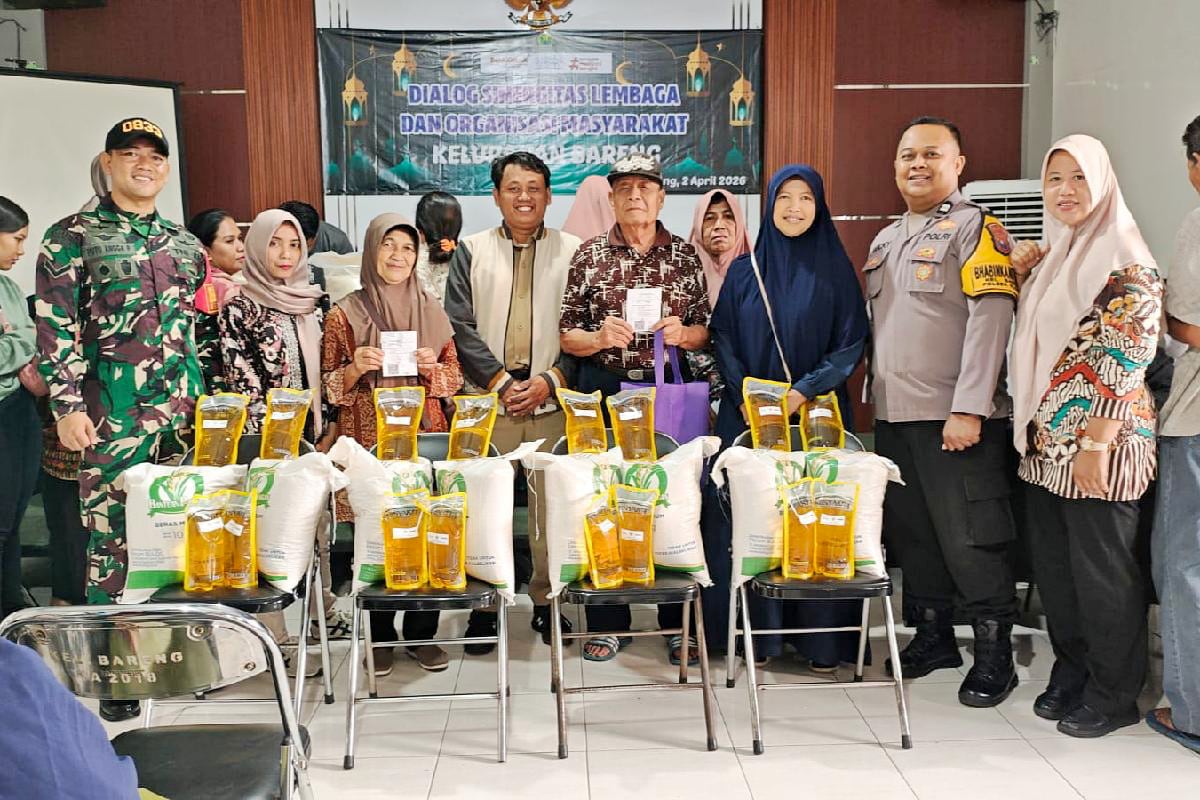 Babinsa Klojen Dampingi Distribusi Bantuan KPM Kelurahan Bareng