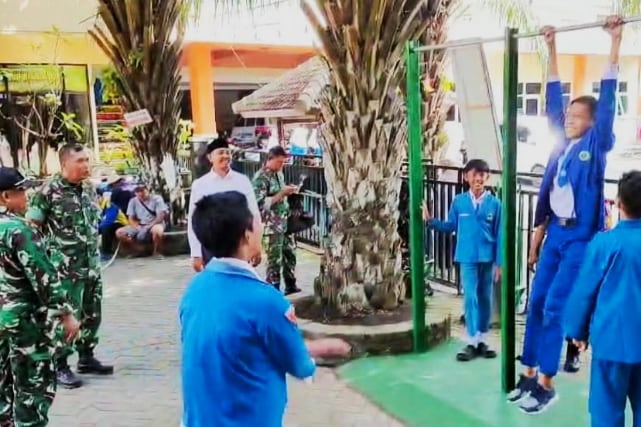 Koramil Kedungkandang Bangun Sarana Pull Up dan Sit Up di Ponpes Baitul Makmur