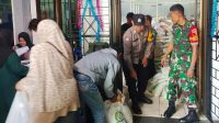 Babinsa Klojen Dampingi Penyaluran Bantuan Pangan Bulog Warga Kiduldalem