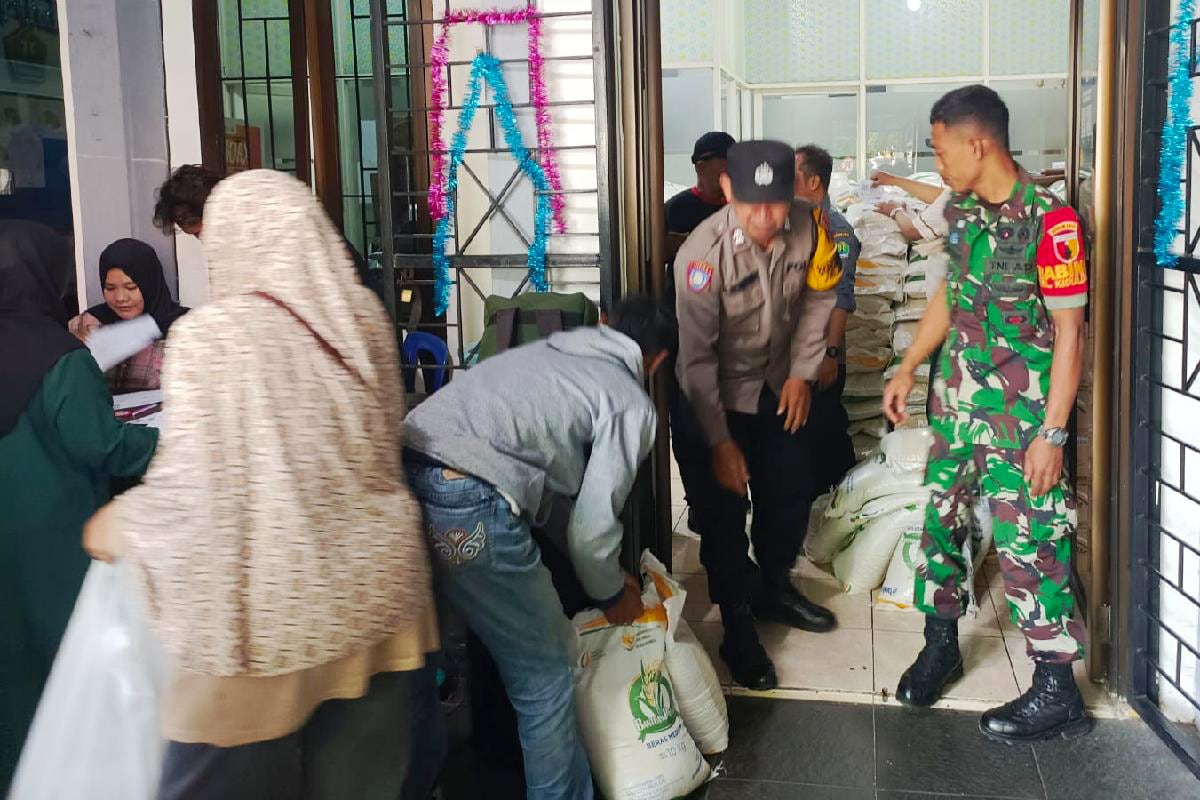 Babinsa Klojen Dampingi Penyaluran Bantuan Pangan Bulog Warga Kiduldalem