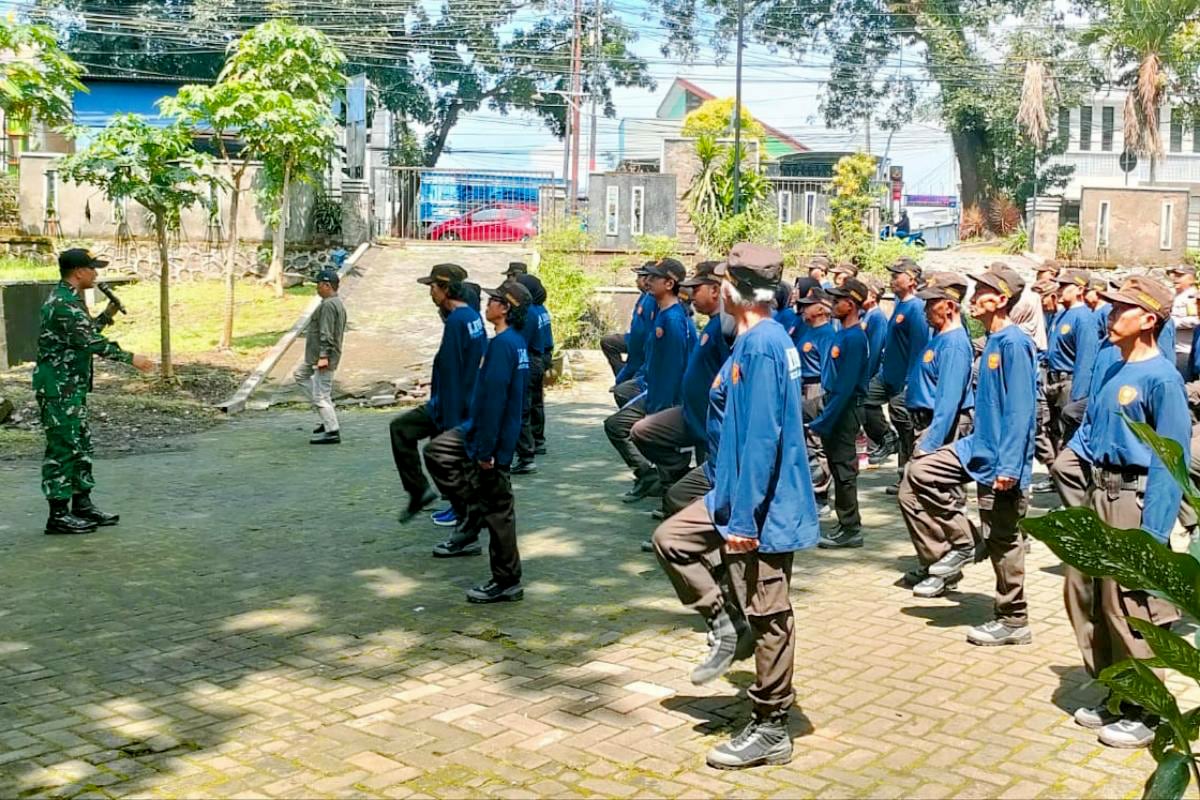 Babinsa Klojen Tingkatkan Kapasitas dan Penanaman Minat Bela Negara Satlinmas Bareng