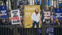 Para kader NasDem melakukan demo memprotes sampul majalah Tempo. (AI Generated) Mengapa Elite dan Kader NasDem Masif Melawan Tempo di Berbagai Daerah?