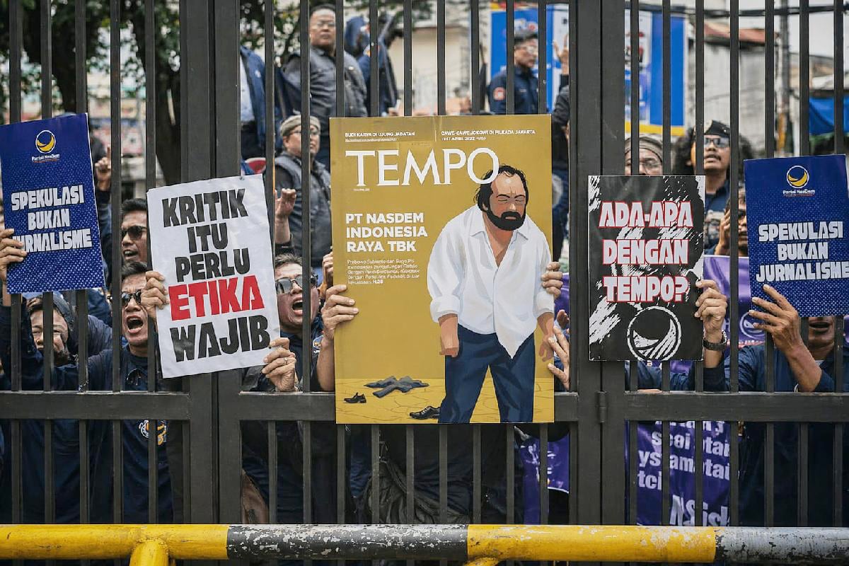 Para kader NasDem melakukan demo memprotes sampul majalah Tempo. (AI Generated) Mengapa Elite dan Kader NasDem Masif Melawan Tempo di Berbagai Daerah?