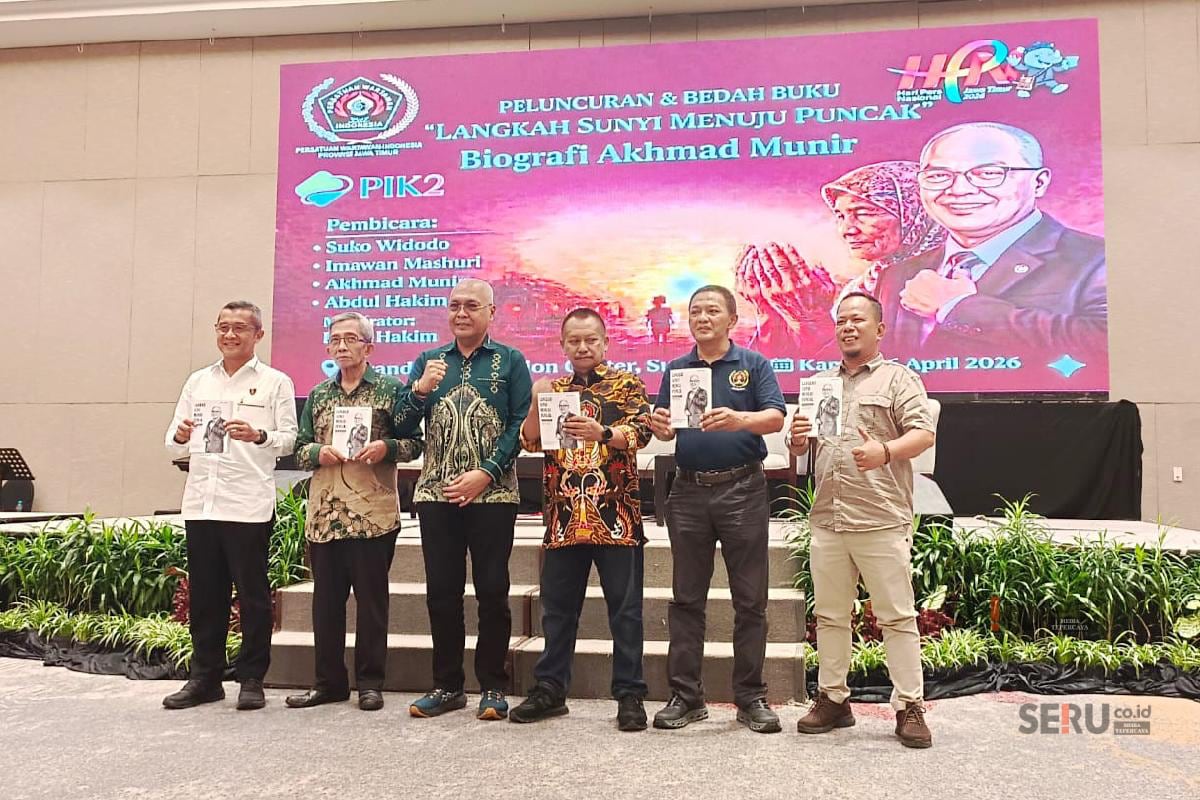 Buku Biografi Ahmad Munir 'Langkah Sunyi Menuju Puncak' Menginspirasi Wartawan se-Indonesia 1 Sejumlah perwakilan undangan serta Ketua PWI Jatim dan daerah menerima buku biografi Ahmad Munir berjudul 'Langkah Sunyi Menuju Puncak'. (rhd)