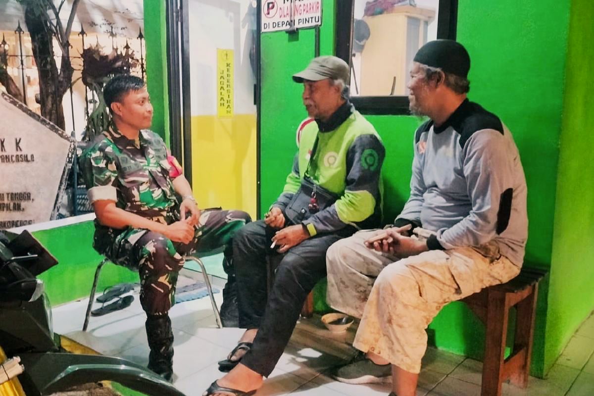 Babinsa Oro-Oro Dowo Patroli Dialogis Malam Jaga Kondusivitas Wilayah