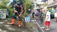 Babinsa Klojen Bantu Warga Kerja Bakti di Samaan