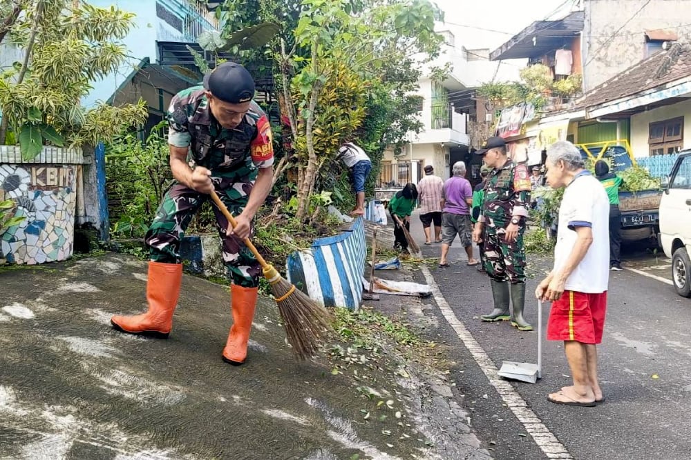 Babinsa Klojen Bantu Warga Kerja Bakti di Samaan