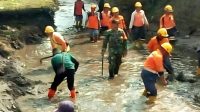 Babinsa Mulyorejo Kerja Bakti Bersama Warga Bersihkan Sungai Sedudut