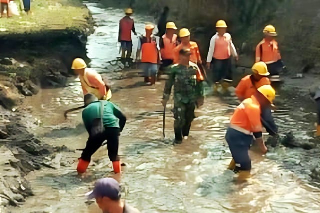 Babinsa Mulyorejo Kerja Bakti Bersama Warga Bersihkan Sungai Sedudut