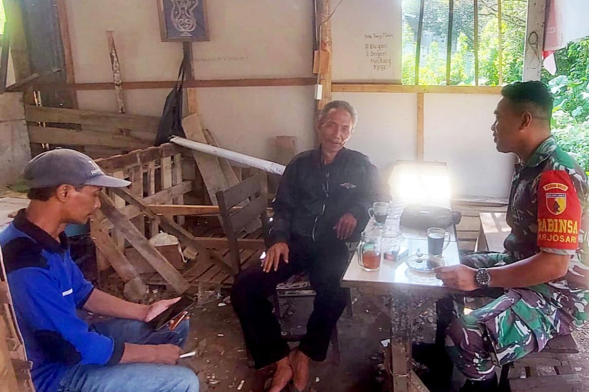 Babinsa Blimbing Komsos Bersama Warga Arjosari Jaga Stabilitas Kamtibmas
