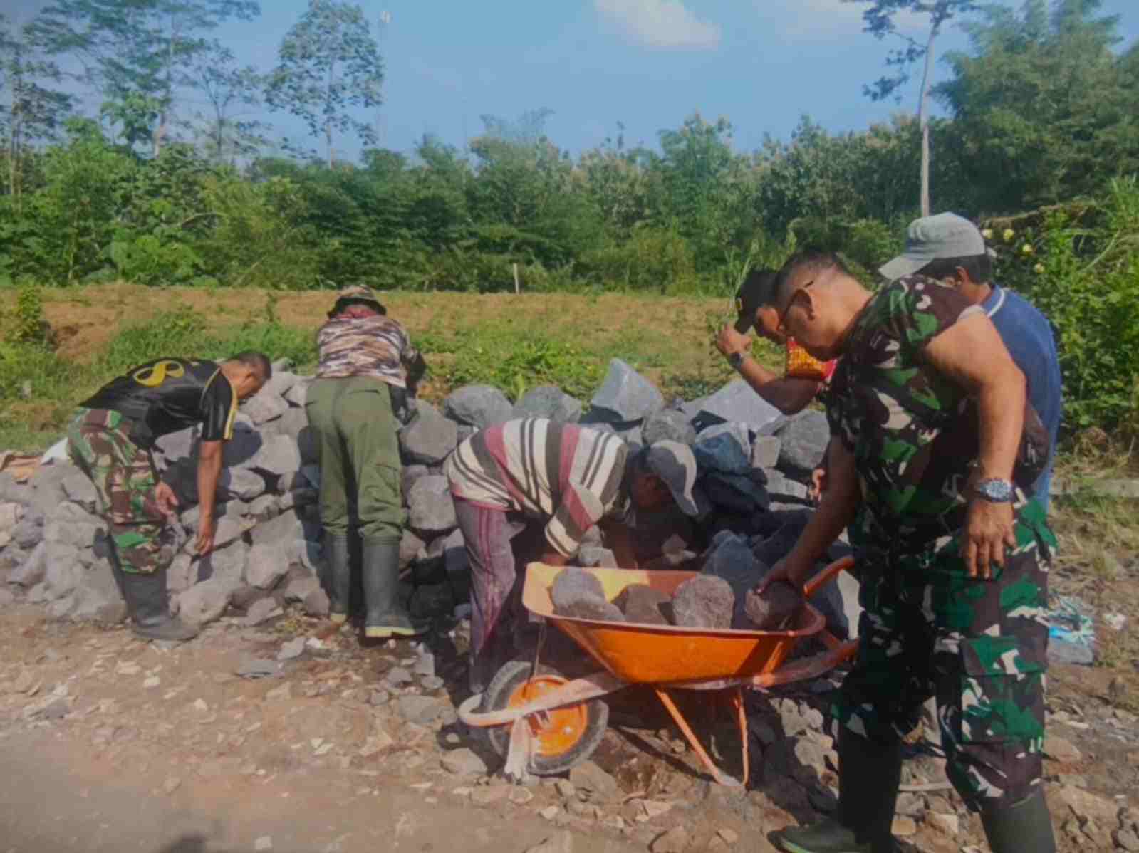 Kodim 0833 Kota Malang Bersama Masyarakat Gotong Royong Membangun Jembatan Perintis Garuda