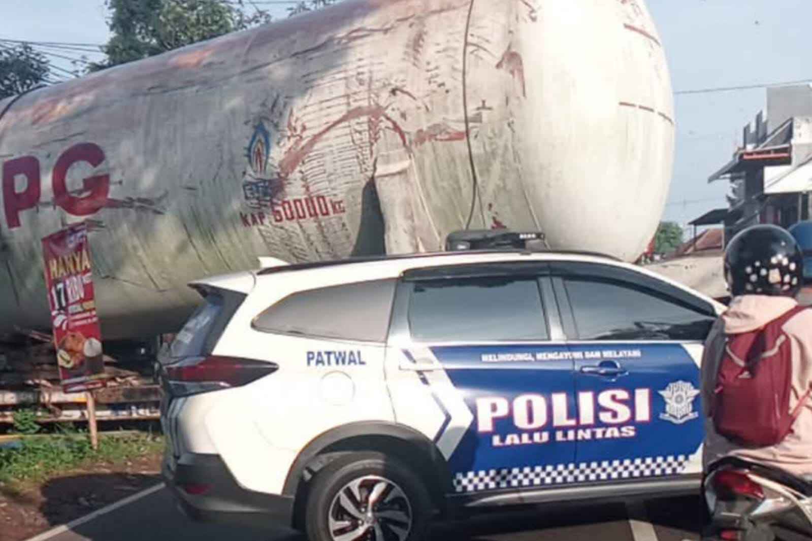 Kondisi tangki muatan gas LPG_11zon Tangki Muatan Gas LPG Terperosok, Arus Lalu Lintas Malang-Batu Terhambat