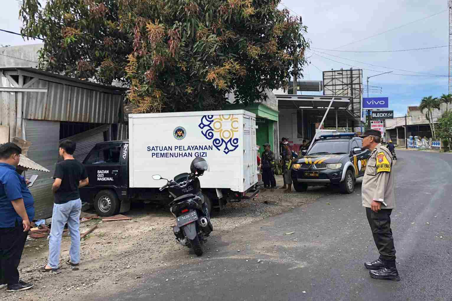 Mobil Pengikut MBG di Kecamatan Donomulyo Tabrak 3 rumah warga. (Ist_11zon Mobil Pengangkut MBG Tabrak Tiga Rumah Warga di Donomulyo