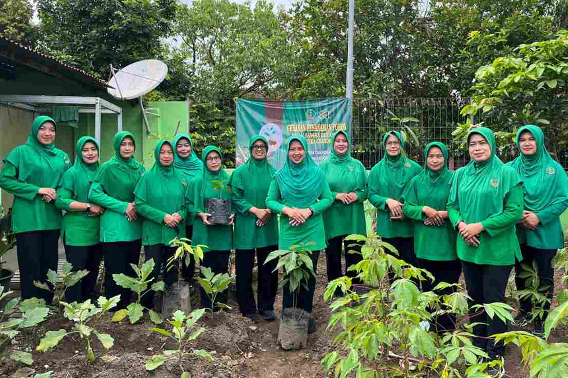 Persit Kartika_11zon Persit KCK Kodim 0833 Menanam Pohon Serentak untuk Dukung Pelestarian Lingkungan