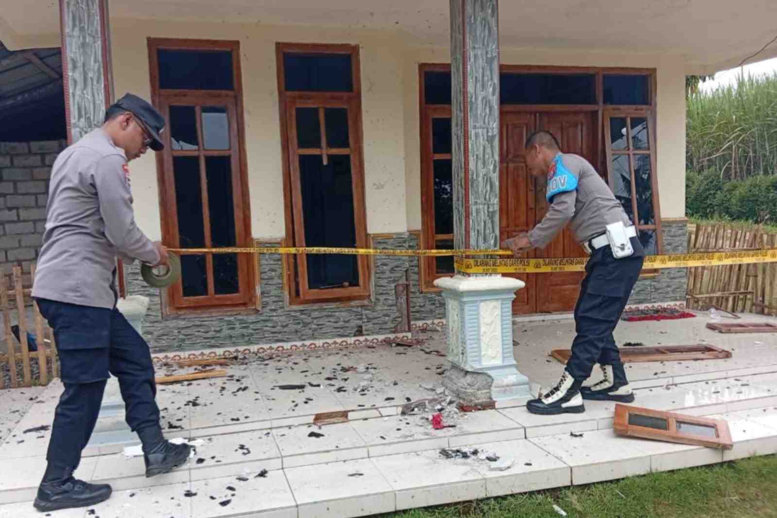 Proses olah TKP Rumah_11zon Rumah Warga Bantur Dilempar Bom Molotov, Teras Alami Kerusakan