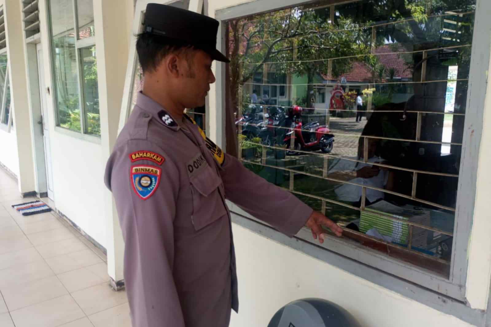 Aksi Dua Pria Satroni SMPN 1 Pakisaji Terekam CCTV dan Viral