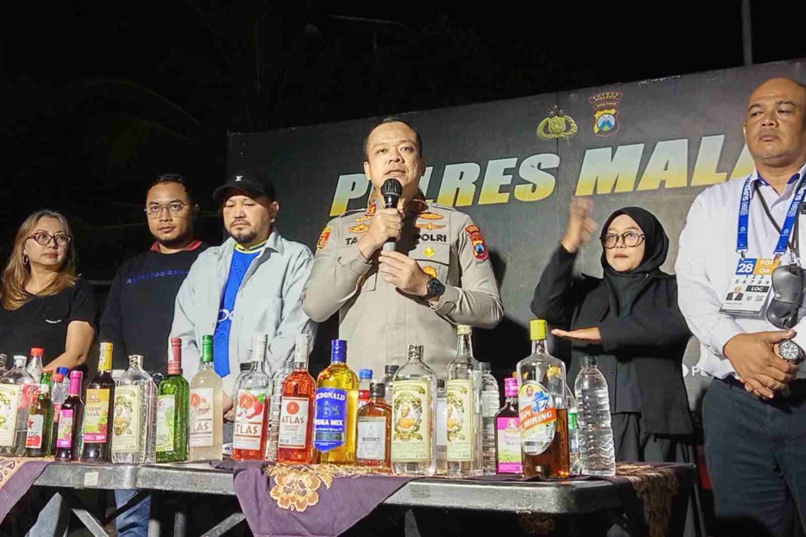 Rilis pengamanan miras_11zon Jelang Pertandingan Arema FC Vs Persis Solo, Polres Malang Amankan Puluhan Botol Miras dan Sepeda Motor