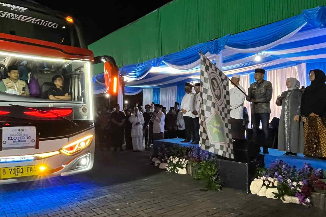 Wali Kota Malang secara resmi melepas 419 Calon Jemaah Haji menuju Embarkasi Surabaya. (bas_11zon Wali Kota Malang Lepas 419 Calon Jemaah Haji Kota Malang Menuju Embarkasi Surabaya