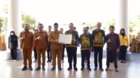 Pemkot Batu saat menerima bantuan CSR Pendidikan dari Bank Jatim untuk Program 1000 Sarjana. (dok. Prokopim) ​Kota Batu Kembali Buka Program Beasiswa 1000 Sarjana Tahun 2026, Simak Syarat dan Alur Pendaftarannya!