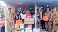 Wabup Ulfi mendatangi langsung korban Rumah kebakaran milik seorang lansia yang ada di kecamatan Asembagus, Situbondo. (Seru.co.id/aza) Rumah Lansia di Situbondo Hangus Terbakar, Wabup Ulfiyah Berikan Bantuan