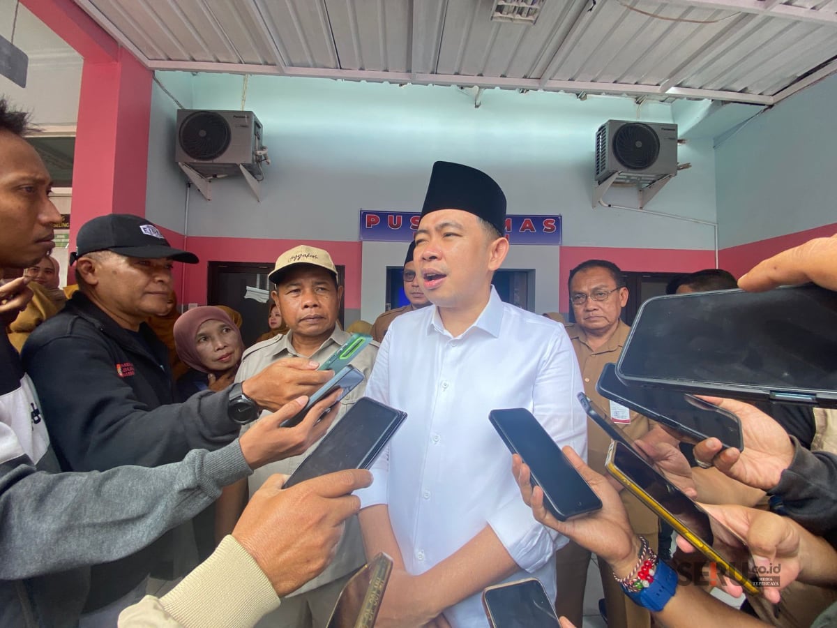Bupati Jember, Muhammad Fawait saat di wawancarai. (Seru.co.id/sgt) Pastikan Layanan Kesehatan Prima, Gus Fawait Sidak Faskes di Jember