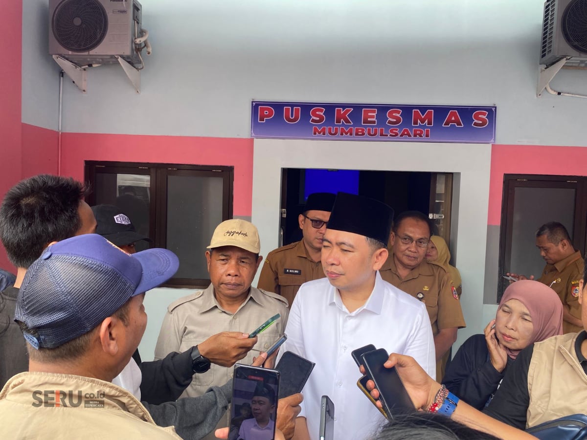 Bupati Jember, Muhammad Fawait saat diwawancarai. (Seru.co.id/sgt) Tanpa Menaikkan Pajak, Investasi-PAD Jember Tertinggi di Jatim