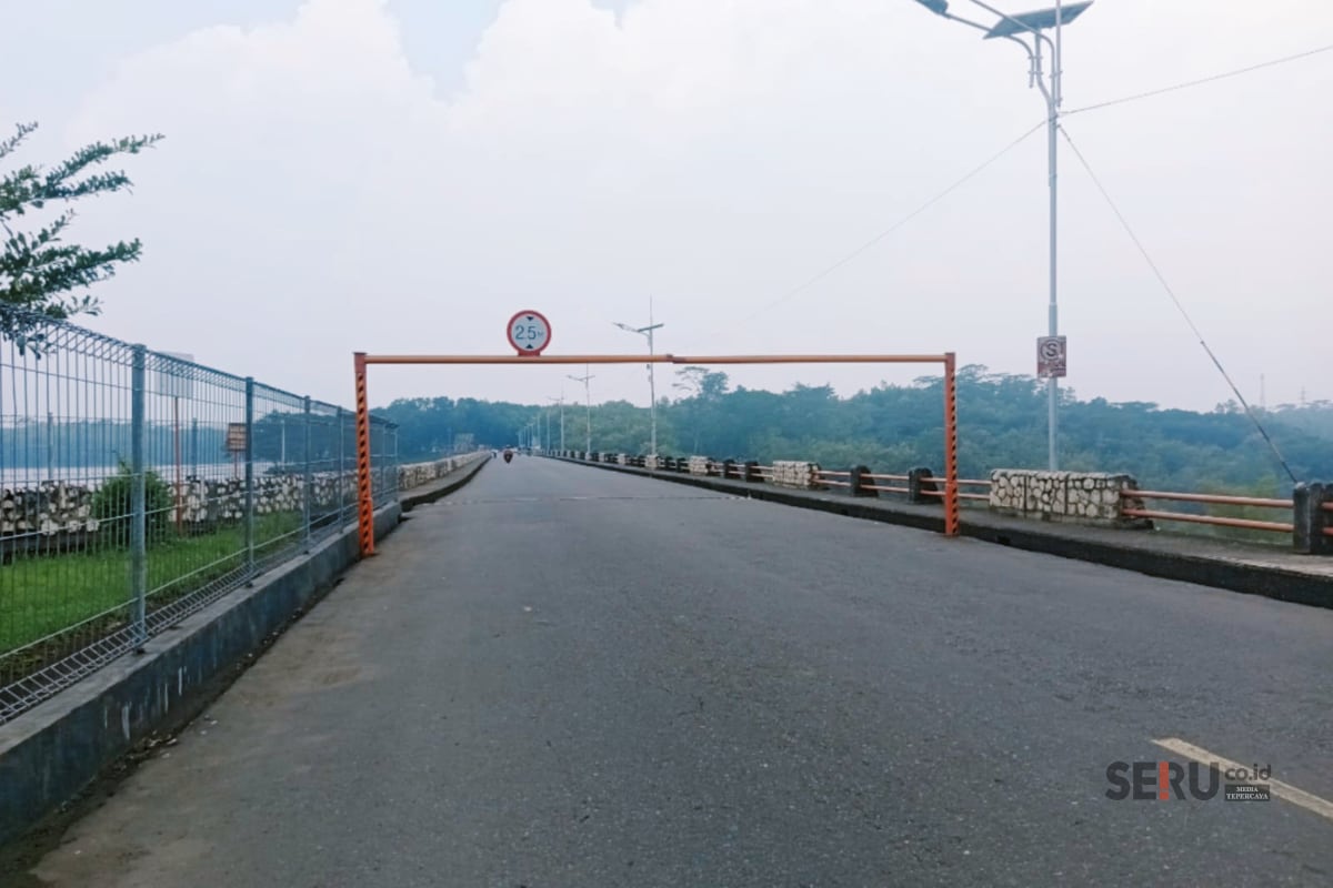 Palang batas maksimal ketinggian kendaraan di Bendungan Lahor, Kecamatan Sumberpucung, Kabupaten Malang. (Seru.co.id/wul) Palang Batas Maksimal Kendaraan Dipasang di Bendungan Lahor