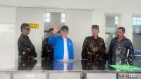 Menko Bidang Pangan RI Zulkifli Hasan saat mengunjungi Laboratorium di Unit Penampungan Susu Kop SAE Pujon Kabupaten Malang. (Seru.co.id/dik) Inovasi KUD Susu SAE Pujon Mudahkan Kebutuhan Peternaknya dengan Delivery Pakan Segar "Go Grass"