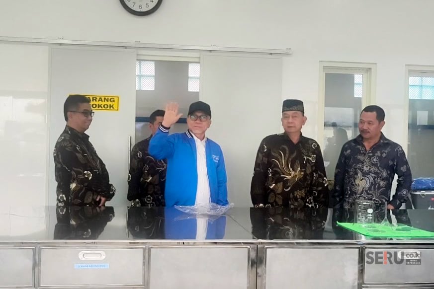Menko Bidang Pangan RI Zulkifli Hasan saat mengunjungi Laboratorium di Unit Penampungan Susu Kop SAE Pujon Kabupaten Malang. (Seru.co.id/dik) Inovasi KUD Susu SAE Pujon Mudahkan Kebutuhan Peternaknya dengan Delivery Pakan Segar "Go Grass"