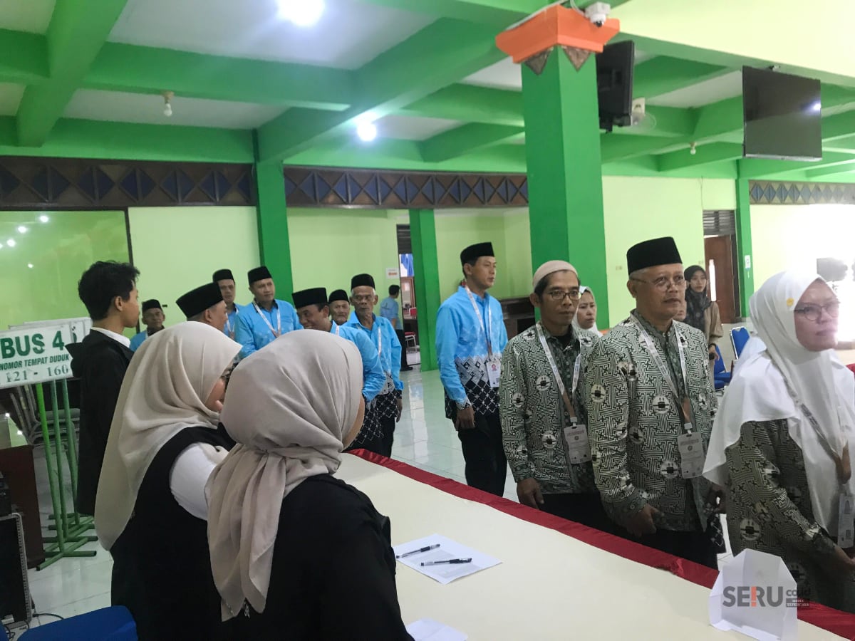 Calon jemaah haji menjalani rangkaian simulasi mulai dari verifikasi biometrik hingga praktik langsung pemindaian barcode sbg syarat akses masuk Arafah. (Seru.co.id/gts) Pangkas Birokrasi, Jemaah Haji 2026 Mulai Terima 'Kartu Sakti' Nusuk Sejak di Tanah Air