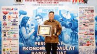 Ketua PWI Jatim, Lutfil Hakim saat memberikan penghargaan kepada Sekretaris Daerah (Sekda) Kabupaten Malang, Budiar Anwar, setelah terpilih sebagai Tokoh Penggerak Good Governance Daerah dalam ajang PWI Jatim Award 2026. (Ist) Sekda Kabupaten Malang Sabet Penghargaan sebagai Tokoh Good Governance Daerah dalam PWI Jatim Award 2026