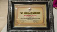 Penghargaan dari PWI Jatim untuk Bupati Jember Gus Fawait. (Ist.) Raih Penghargaan PWI Jatim Award 2026, Gus Fawait Sebut Vitamin Buat Jember