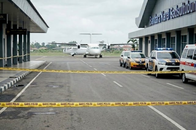 Ilustrasi olah TKP di Bandara Karel Sadsuitubun Ibra. (AI Generated) Ini Fakta-Fakta Terbaru Usai Polisi Tangkap Dua Pelaku Penikaman Ketua DPC Golkar Nus Kei