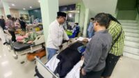 Pj. Sekda Jember saat menjenguk ASN yang dirawat di IGD Rs. Dr. Soebandi setelah mengalami kecelakaan. (Seru.co.id/sgt) Perjuangan ASN Jember Terjang Medan Ekstrem Demi Verval Data Kemiskinan