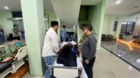 Pj. Sekda Jember saat menjenguk ASN yang dirawat di IGD Rs. Dr. Soebandi setelah mengalami kecelakaan. (Seru.co.id/sgt) Pj Sekda Jember Apresiasi Semangat ASN Verval Data Kemiskinan