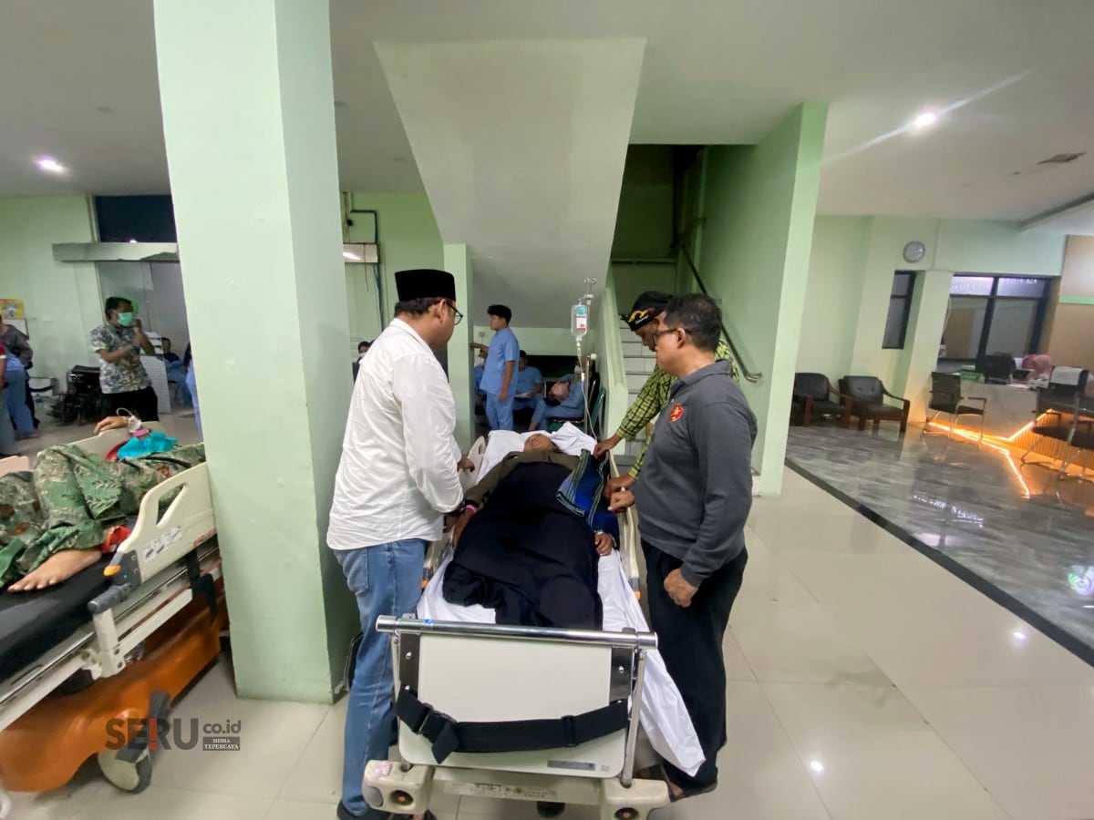 Pj. Sekda Jember saat menjenguk ASN yang dirawat di IGD Rs. Dr. Soebandi setelah mengalami kecelakaan. (Seru.co.id/sgt) Pj Sekda Jember Apresiasi Semangat ASN Verval Data Kemiskinan