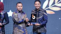 Kadiskominfo Jember saat menerima penghargaan mewakili Bupati Jember. (Ist.) Bupati Fawait Dedikasikan Gelar Tokoh Pengentasan Kemiskinan untuk ASN Jember