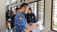 Pengawasan ketat UTBK-SNBT UM, salah satunya pemeriksaan berkas sebelum memasuki ruang ujian. (Seru.co.id/bas) UM Terapkan Pengamanan Ketat UTBK-SNBT 2026, CCTV Dinonaktifkan hingga Baju Pengganti Khusus