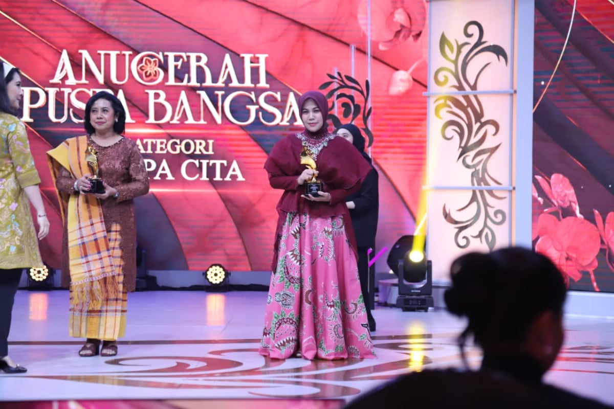 Ketua Tim Penggerak PKK Kabupaten Jember, Ning Ghyta Eka Puspita saat menerima penghargaan. (Ist.) Ning Ghyta Raih Penghargaan Puspa Cita, Dedikasikan untuk Perempuan Jember