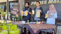 Rilis ungkap kasus penyuntikan gas 3 kilogram ke 12 kilogram non subsidi. (Ist) Tiga Pria Penyuntik Tabung Gas 3 Kg ke Non Subsidi di Kepanjen Diringkus Polisi