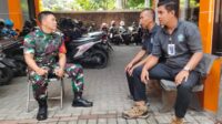 Babinsa Bareng memperkuat sinergi dengan warga melalui kegiatan silaturahmi atau anjangsana.(ist) Anjangsana Jadi Kunci, Babinsa Bareng Perkuat Sinergi TNI dan Warga