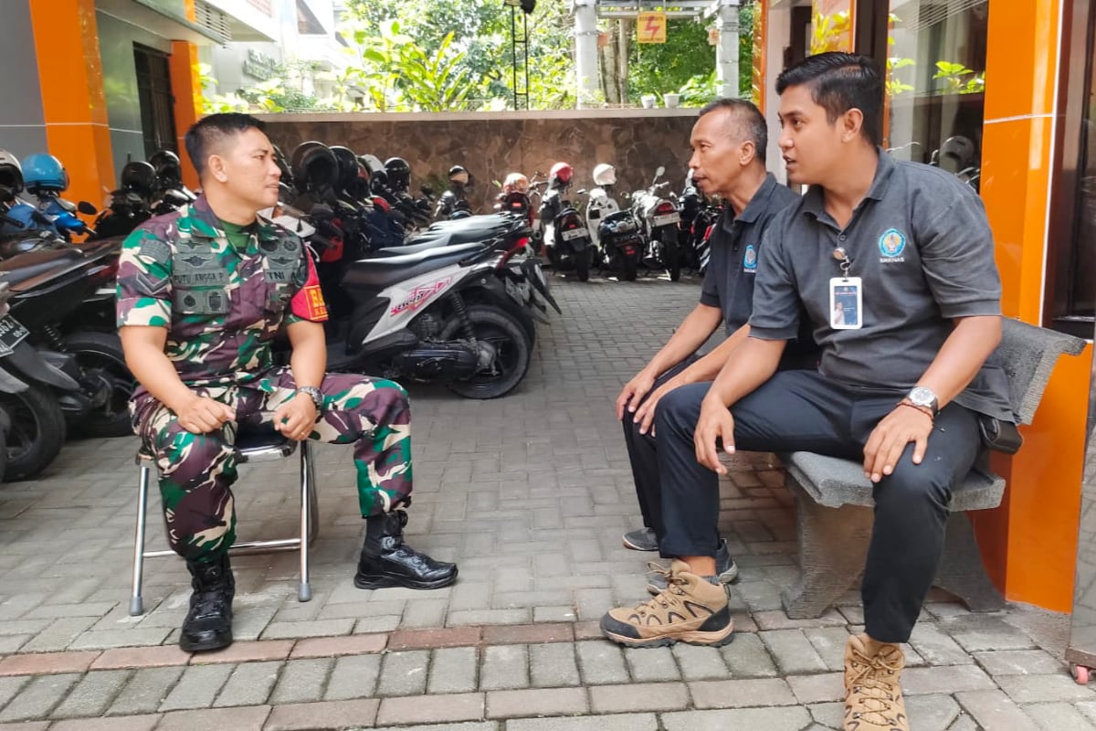 Babinsa Bareng memperkuat sinergi dengan warga melalui kegiatan silaturahmi atau anjangsana.(ist) Anjangsana Jadi Kunci, Babinsa Bareng Perkuat Sinergi TNI dan Warga