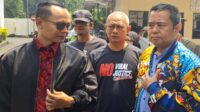 Dur didampingi kuasa hukumnya saat datang ke Polres Malang untuk memenuhi panggilan pihak kepolisian. (Ist) Dur Ditetapkan sebagai Tersangka dan Terancam Dikenakan Pasal 448 Ayat 1