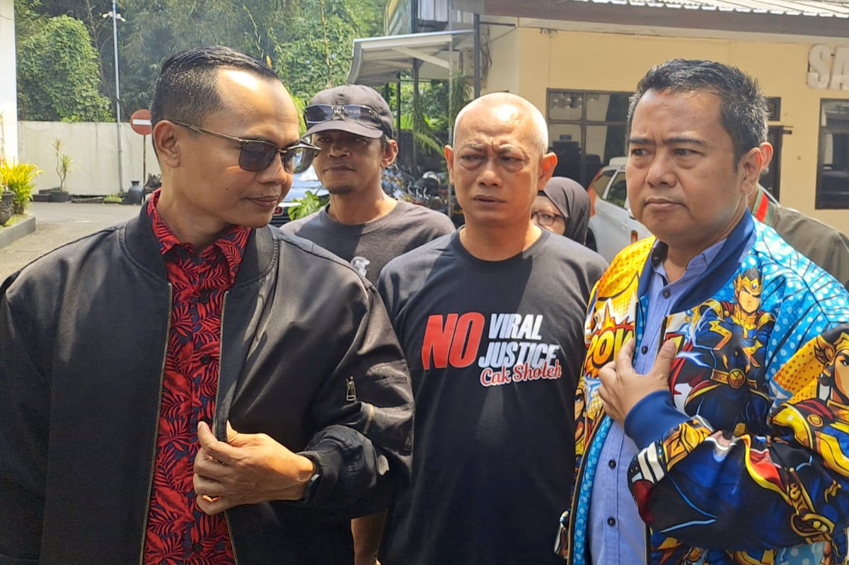 Dur didampingi kuasa hukumnya saat datang ke Polres Malang untuk memenuhi panggilan pihak kepolisian. (Ist) Dur Ditetapkan sebagai Tersangka dan Terancam Dikenakan Pasal 448 Ayat 1