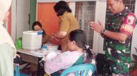 Babinsa Blimbing hadir mengawal program imunisasi di Arjosari. (ist) Perkuat Perlindungan Balita dari Penyakit, Babinsa Blimbing Kawal Imunisasi